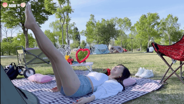 급꼴주의  유튜버 쏘블리 이소영 한강 나들이 셀카 사진 위에서 내려다본 끈나시 가슴골