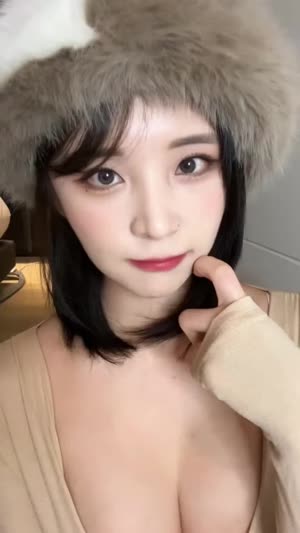 아찔한  꽃빵 털모자 미시룩 가슴골