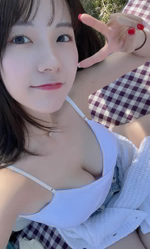급꼴주의  유튜버 쏘블리 이소영 한강 나들이 셀카 사진 위에서 내려다본 끈나시 가슴골