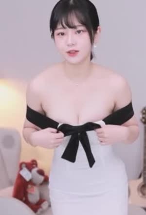 야한사진   끈으로 가슴 장난치는 쵸단 다가와서 숙여주는 서비스