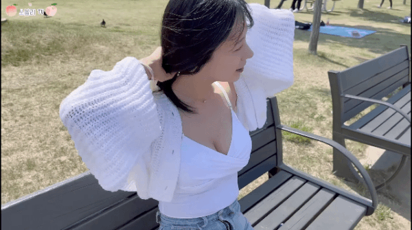 급꼴주의  유튜버 쏘블리 이소영 한강 나들이 셀카 사진 위에서 내려다본 끈나시 가슴골
