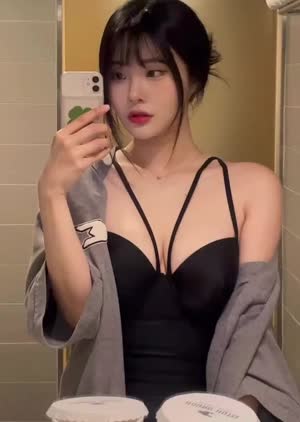 후방주의  셀카 찍는 영돌 yh_ffancy 끈 모노키니 가슴골