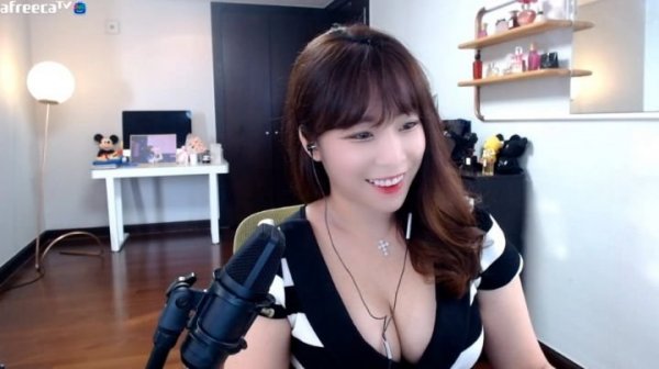 쿨섹시녀  스타여제 BJ 서지수 깊은 가슴골