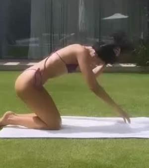 아찔한  비키니 입고 요가하는 영국 출신 가수 Dua Lipa