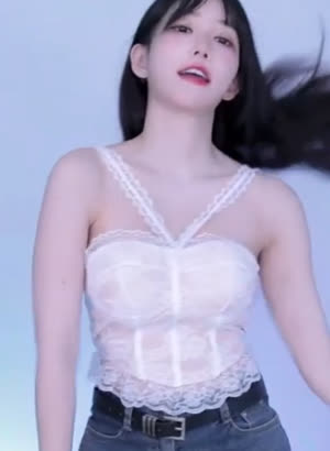 코피터짐 주의  마젠타 청바지에 레이스 홀터넥 2분할