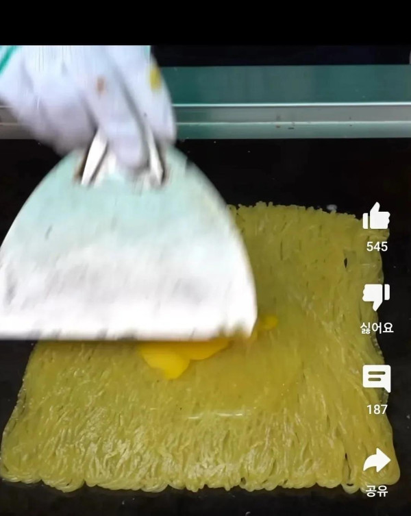 웃겨봐 33만 유투버가 올린 한국길거리음식 논란.jpg