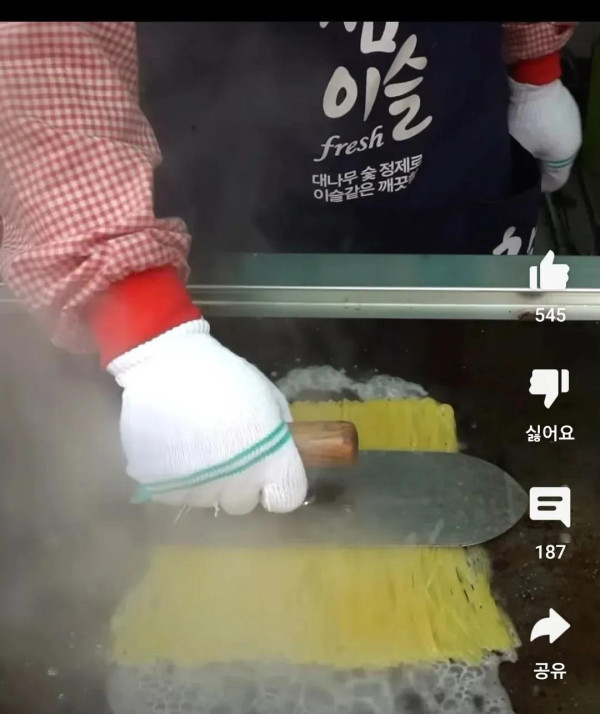 웃겨봐 33만 유투버가 올린 한국길거리음식 논란.jpg