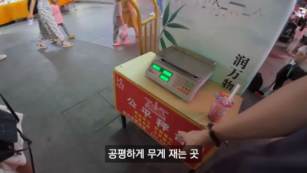 품위유머 중국 시장에서 사기 방지하는 법을 보고 감탄한 여....jpg