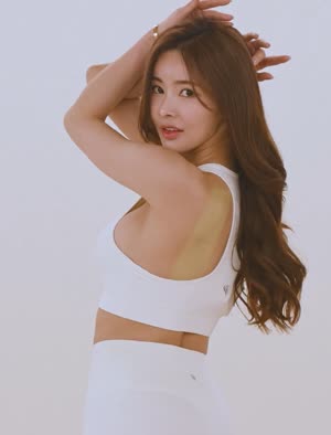 매력쩌는  레이싱모델 신새롬 올 화이트 레깅스 스포츠 브라 옆 가슴
