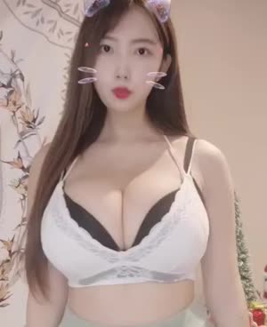 은꼴주의  벨벳 흰브라 안에 검은 브라 큰 가슴골