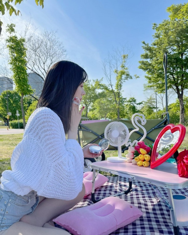 급꼴주의  유튜버 쏘블리 이소영 한강 나들이 셀카 사진 위에서 내려다본 끈나시 가슴골