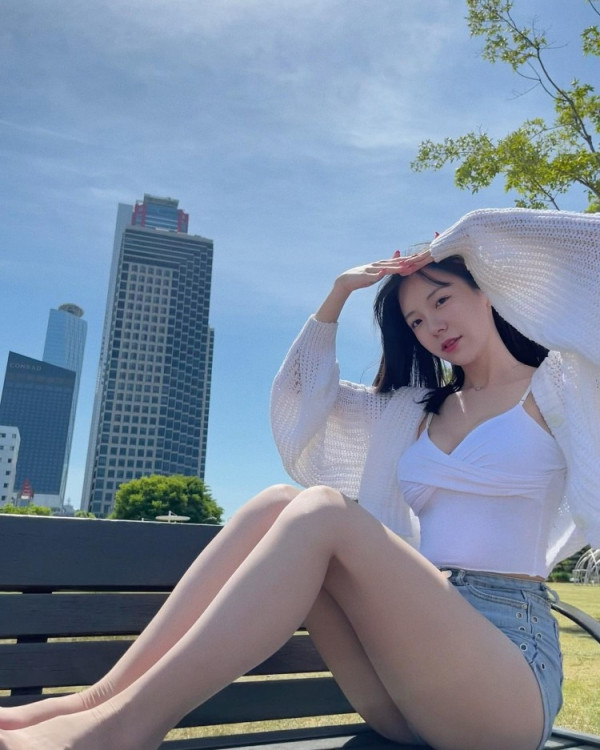 급꼴주의  유튜버 쏘블리 이소영 한강 나들이 셀카 사진 위에서 내려다본 끈나시 가슴골