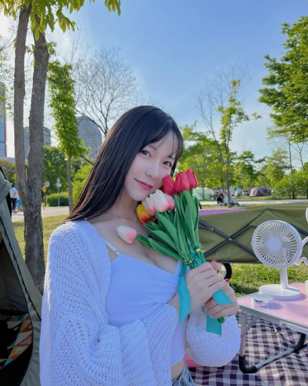 급꼴주의  유튜버 쏘블리 이소영 한강 나들이 셀카 사진 위에서 내려다본 끈나시 가슴골