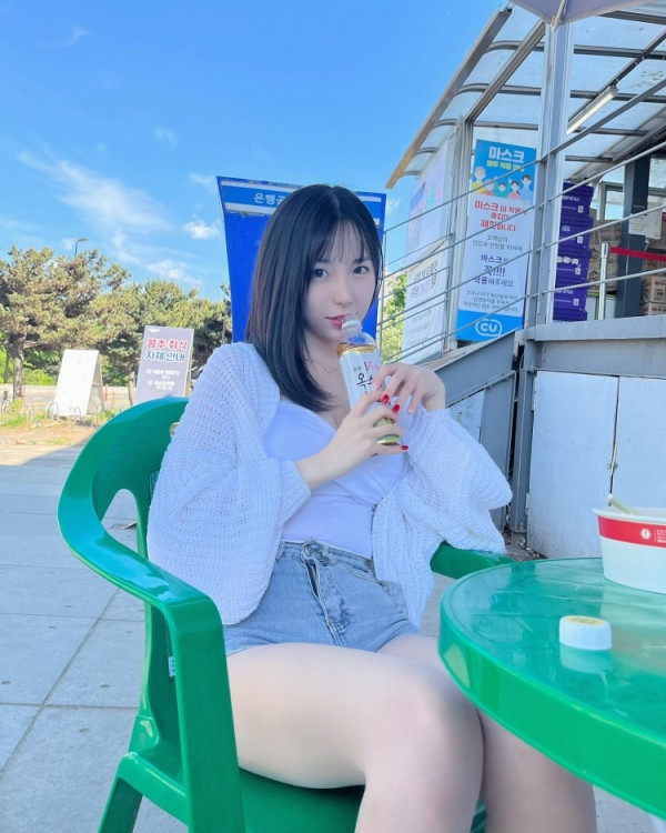 급꼴주의  유튜버 쏘블리 이소영 한강 나들이 셀카 사진 위에서 내려다본 끈나시 가슴골
