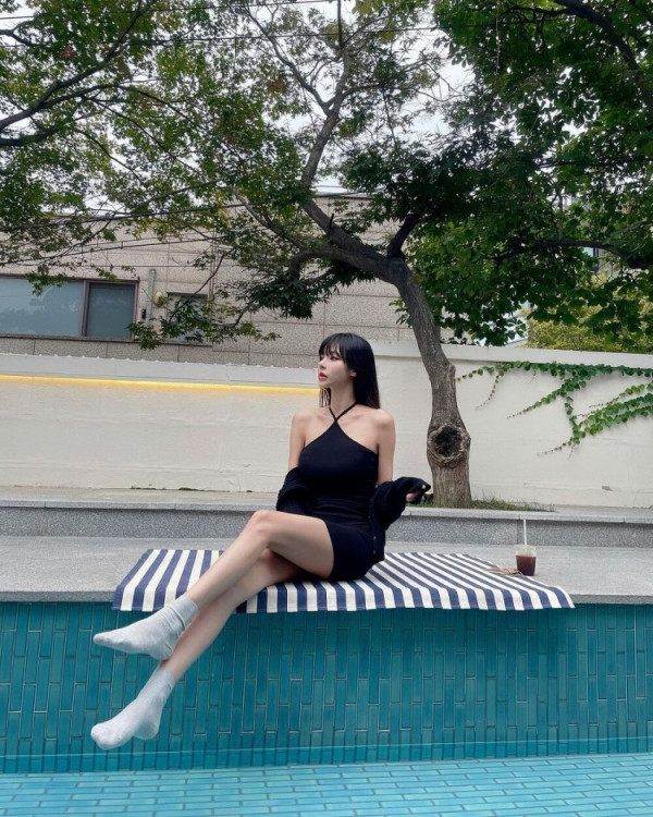 유혹하는  DJ 겸 모델 박로아 화보 촬영 및 인스타 수영복 흰티 묵직한 가슴