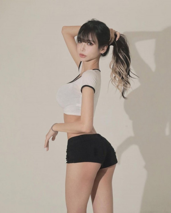 유혹하는  DJ 겸 모델 박로아 화보 촬영 및 인스타 수영복 흰티 묵직한 가슴