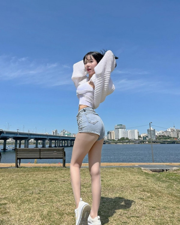 급꼴주의  유튜버 쏘블리 이소영 한강 나들이 셀카 사진 위에서 내려다본 끈나시 가슴골