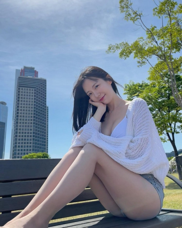 급꼴주의  유튜버 쏘블리 이소영 한강 나들이 셀카 사진 위에서 내려다본 끈나시 가슴골