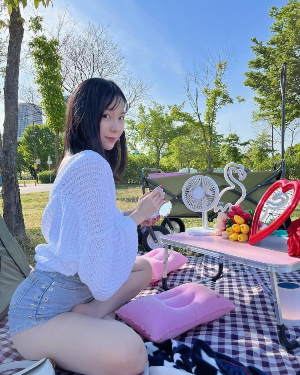 급꼴주의  유튜버 쏘블리 이소영 한강 나들이 셀카 사진 위에서 내려다본 끈나시 가슴골