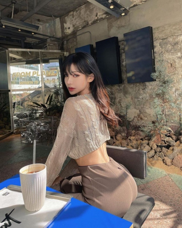 유혹하는  DJ 겸 모델 박로아 화보 촬영 및 인스타 수영복 흰티 묵직한 가슴