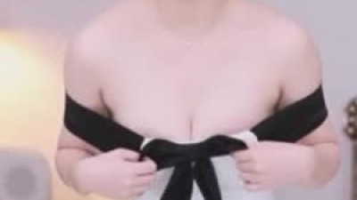 야한사진   끈으로 가슴 장난치는 쵸단 다가와서 숙여주는 서비스