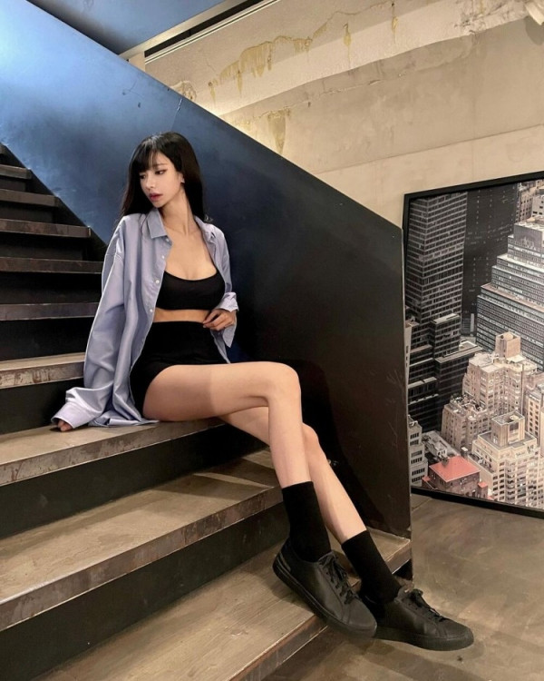 유혹하는  DJ 겸 모델 박로아 화보 촬영 및 인스타 수영복 흰티 묵직한 가슴