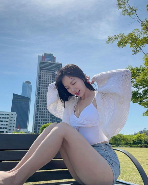 급꼴주의  유튜버 쏘블리 이소영 한강 나들이 셀카 사진 위에서 내려다본 끈나시 가슴골