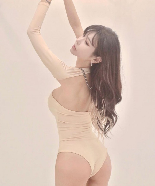 유혹하는  DJ 겸 모델 박로아 화보 촬영 및 인스타 수영복 흰티 묵직한 가슴