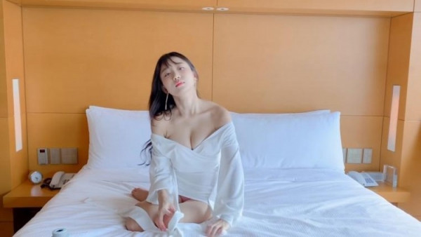 야릇감성 유튜버 표은지 파티복 룩북