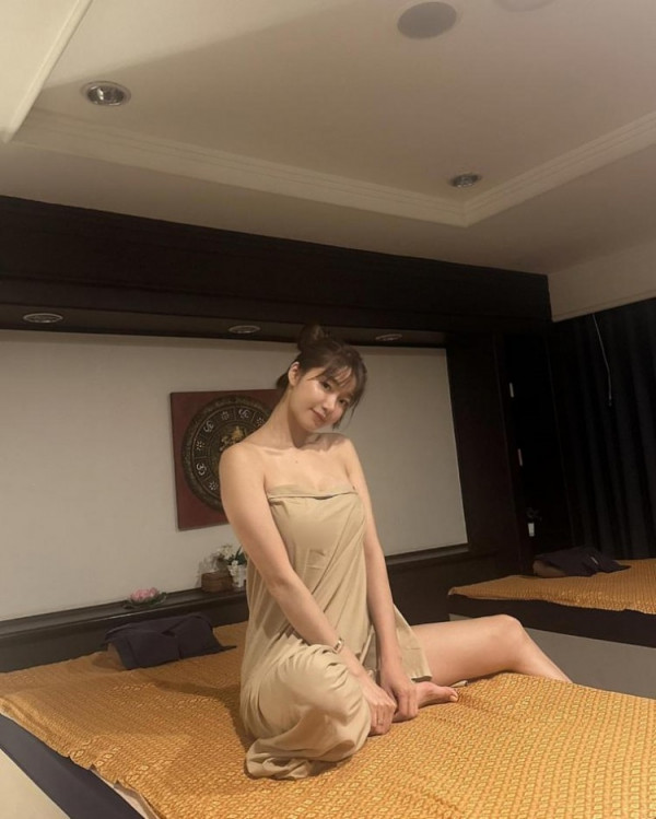 뜨억~  오또맘 인스타 홀터넥 니트 가슴골
