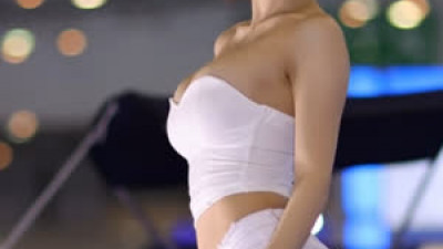 은꼴주의  레이싱 모델 송주아 오프솔더 가슴 흰 핫팬츠 엉덩이