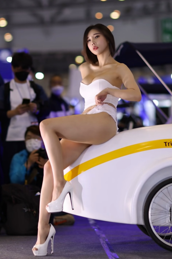 은꼴주의  레이싱 모델 송주아 오프솔더 가슴 흰 핫팬츠 엉덩이