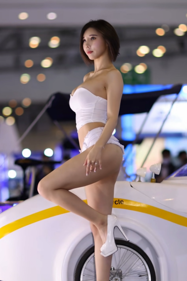 은꼴주의  레이싱 모델 송주아 오프솔더 가슴 흰 핫팬츠 엉덩이