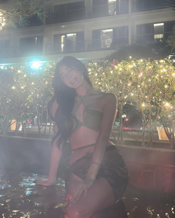 불륨쩌는  안지현 치어리더 노천탕 연두색 홀터넥 비키니 몸매