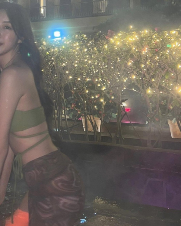 불륨쩌는  안지현 치어리더 노천탕 연두색 홀터넥 비키니 몸매