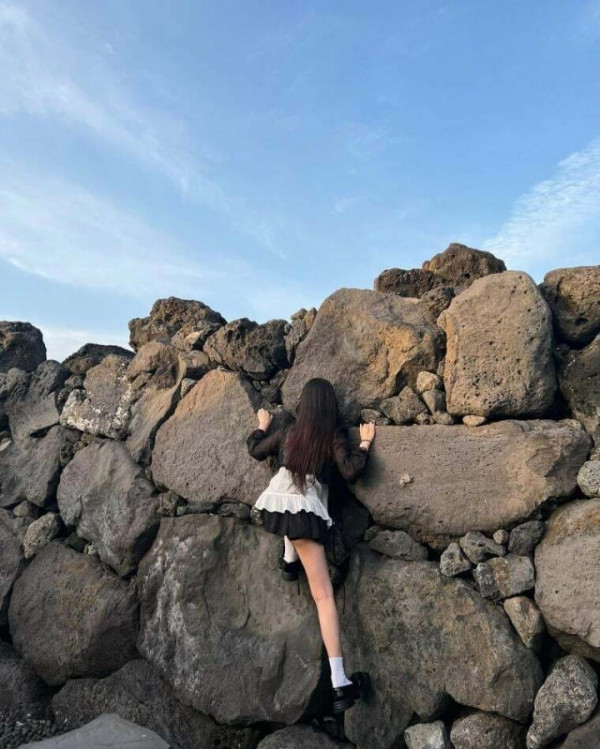깔쌈한 어깨끈 흘러 내려 가슴 한쪽 노출 혓바닥 내민 기무세딘