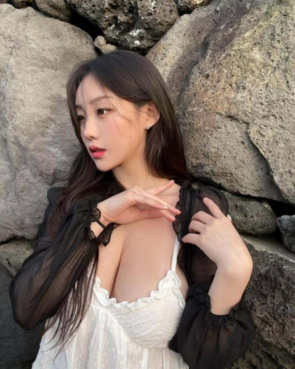 깔쌈한 어깨끈 흘러 내려 가슴 한쪽 노출 혓바닥 내민 기무세딘