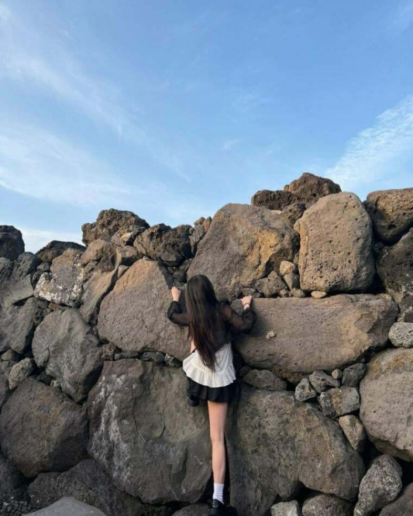 깔쌈한 어깨끈 흘러 내려 가슴 한쪽 노출 혓바닥 내민 기무세딘