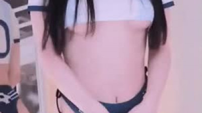 입덕짤  몸매 자랑하는 김유디 언더붑 크롭티 밑가슴 노출