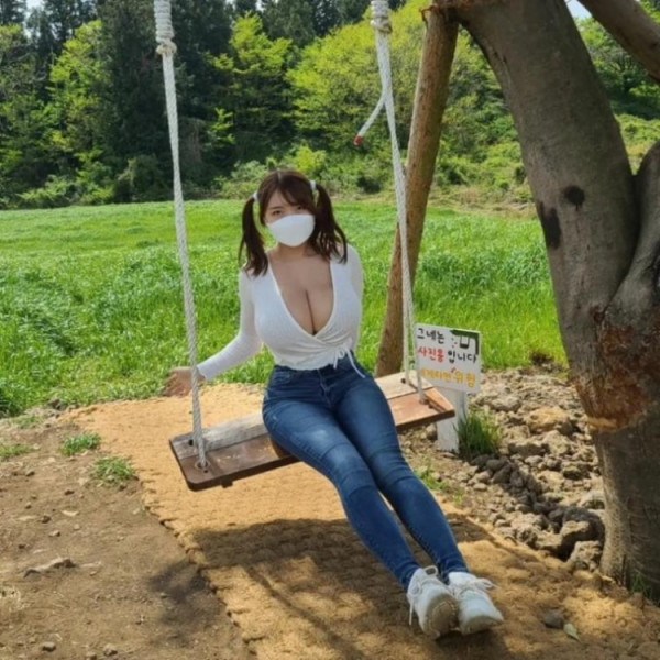 사랑스러운  젖소 농장 놀러가서 젖주는 벨벳 묵직한 가슴골