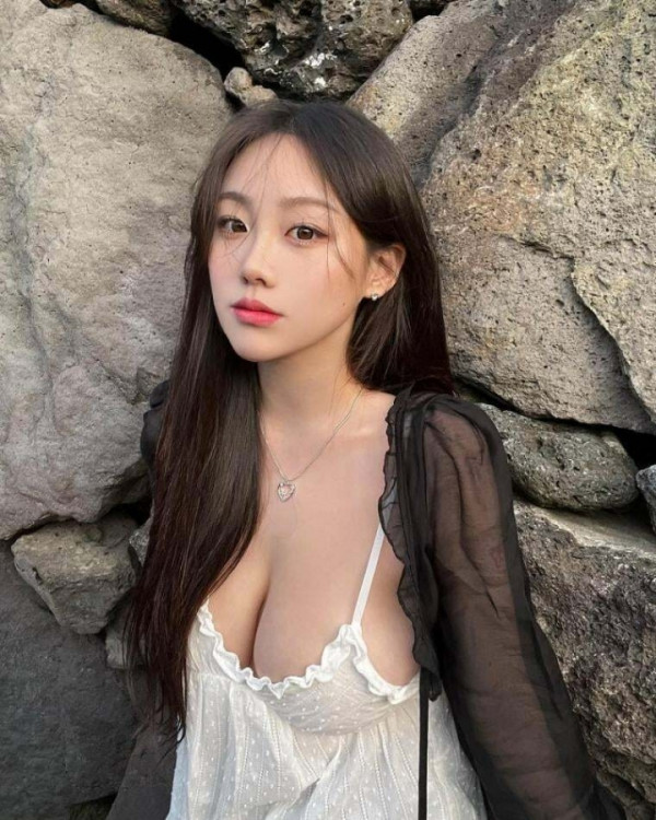 깔쌈한 어깨끈 흘러 내려 가슴 한쪽 노출 혓바닥 내민 기무세딘
