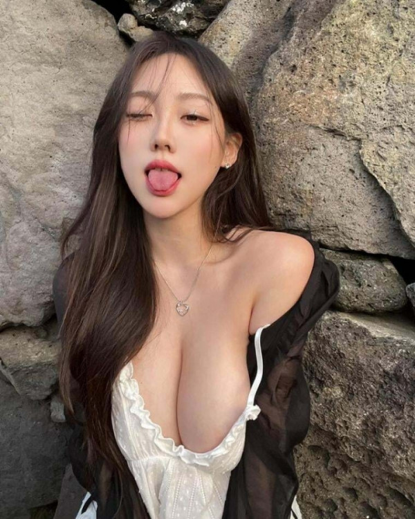 깔쌈한 어깨끈 흘러 내려 가슴 한쪽 노출 혓바닥 내민 기무세딘