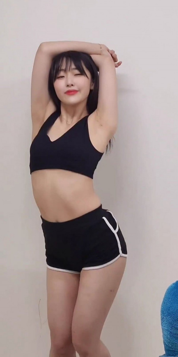 뜨거운  00년생 bj 쭈루리 스포츠 브라 돌핀팬츠