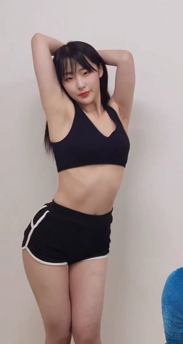 뜨거운  00년생 bj 쭈루리 스포츠 브라 돌핀팬츠