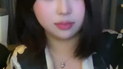 딸깜  유하 야한 혓바닥 가슴골 노출
