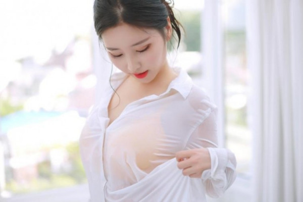 과감한  김나정 아나운서 욕조속 젖은 흰셔츠 노란 비키니