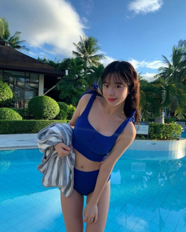 뜨억~  김나연 치어리더 파란 비키니