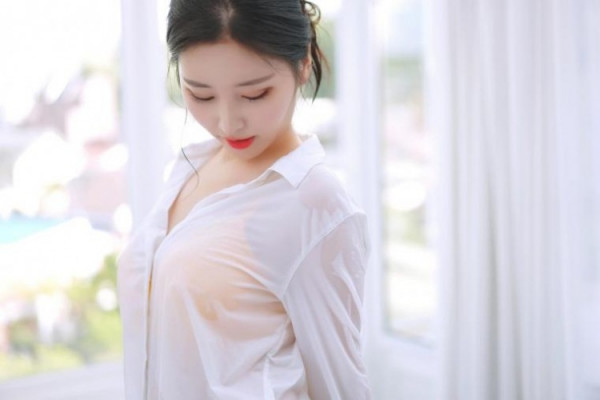 과감한  김나정 아나운서 욕조속 젖은 흰셔츠 노란 비키니