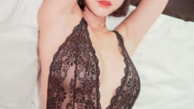 매력쩌는  블랙 시스루 란제리 입은 강인경