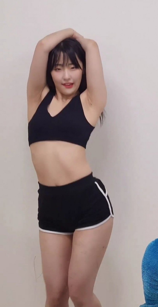 뜨거운  00년생 bj 쭈루리 스포츠 브라 돌핀팬츠